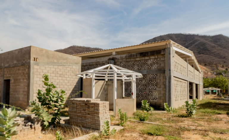 El gobierno del Magdalena y la intendencia de Santa Marta enfrentan la finalización o demolición de la megaescuela, hoy convertida en un elefante blanco en Taganga

 – Primer plano