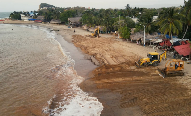 El mar retrocede y reaparece una amplia franja de arena; los turistas empiezan a regresar

 – Primer plano