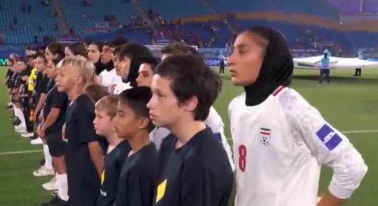 Los jugadores iraníes se enfrentan a posibles represalias por su silencio durante el himno nacional

 – Primer plano