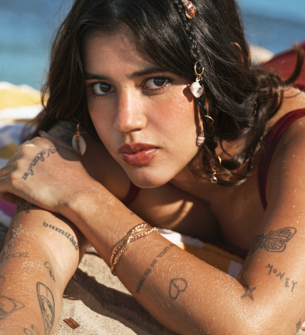 Mari La Carajita presenta “De Locos”, un tema lleno de ritmos y vibraciones.

 – Primer plano