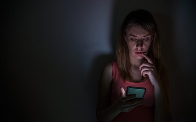 Una de cada cinco mujeres en Colombia ha encontrado aplicaciones de vigilancia en sus celulares, revela Kaspersky

 – Primer plano