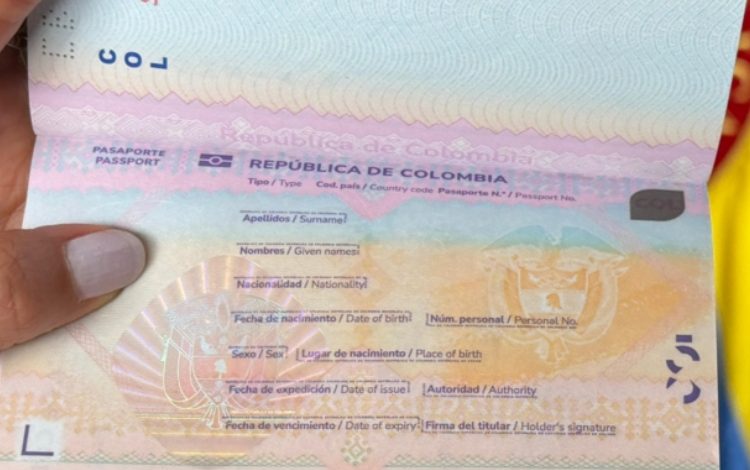 Colombia lanza nuevo modelo de pasaporte con chip, mayor seguridad y diseño cultural

 – Primer plano
