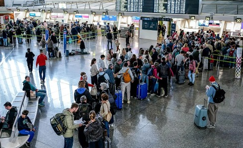 Miles de pasajeros se ven afectados por las huelgas en los aeropuertos españoles

 – Primer plano