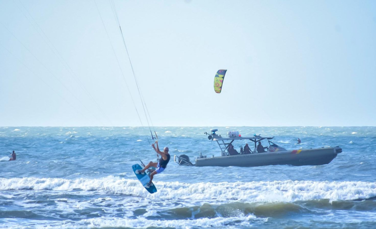 kitesurf de clase mundial en el Atlántico; deportes, viento y turismo en Salinas del Rey

 – Primer plano