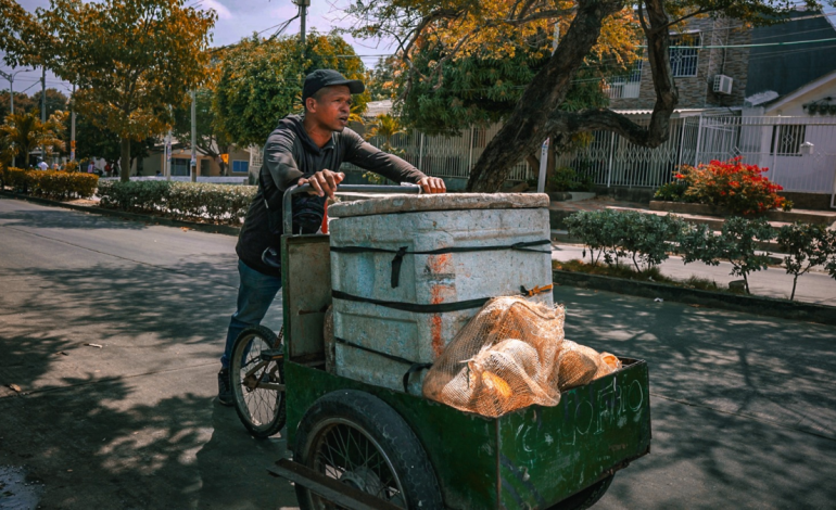 un vendedor de cocos que sueña con ser técnico en refrigeración

 – Primer plano