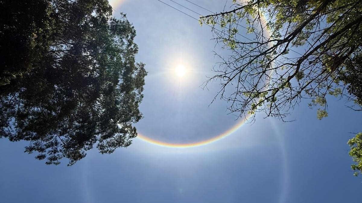 ¿Signo divino o cristales de hielo? El debate terminó con la aparición de un halo solar en Popayán

 – Primer plano
