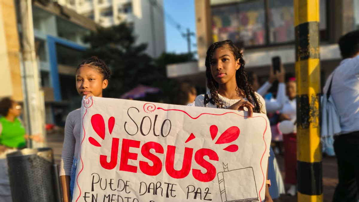 Durante Semana Santa, más de 100 jóvenes cristianos tomaron el centro histórico de Cartagena para difundir el mensaje de paz y amor

 – Primer plano